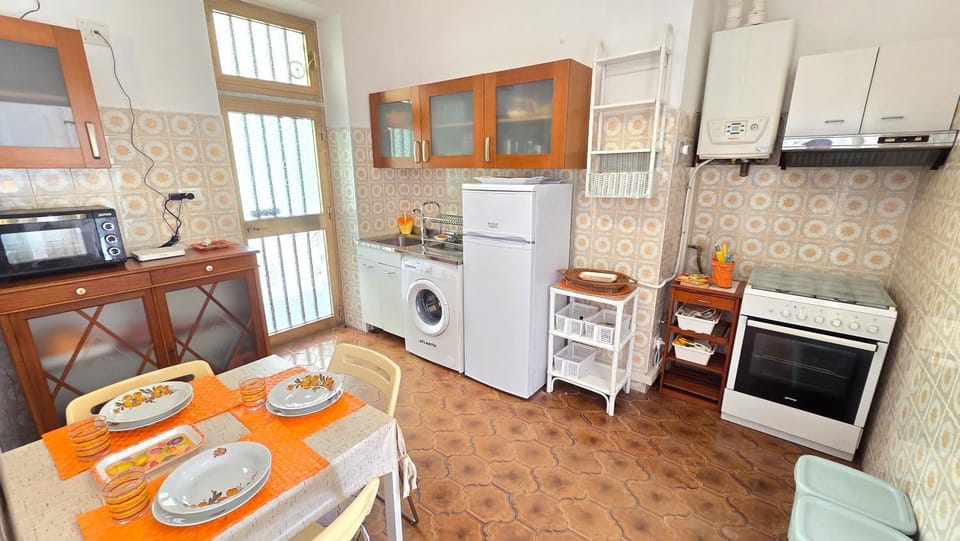 Kitchen or kitchenette, Dining area, oven, stove, washing machine