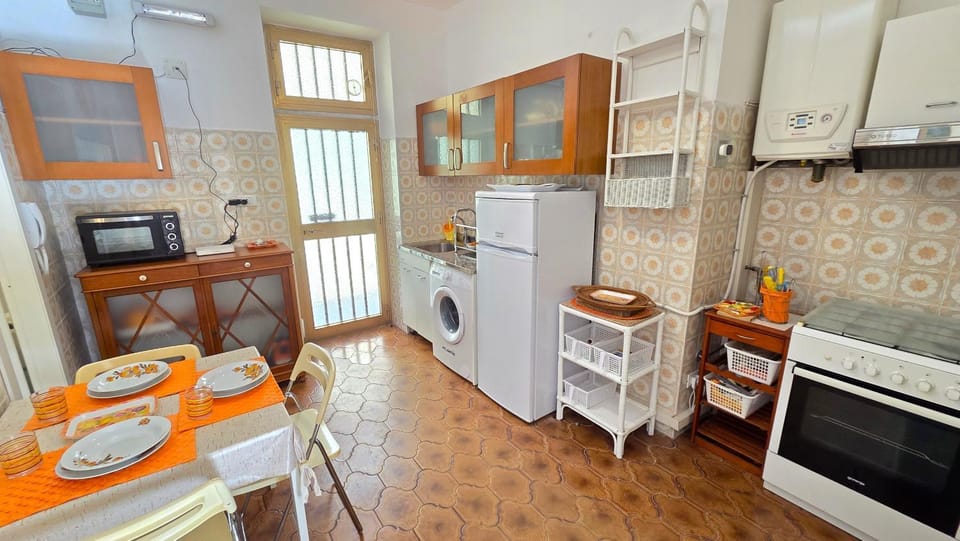 Kitchen or kitchenette, Living room, Seating area, Dining area, oven, washing machine