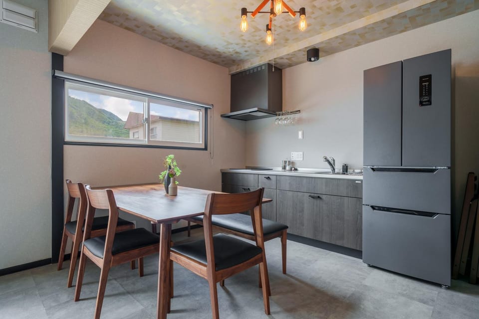 Kitchen or kitchenette, Dining area