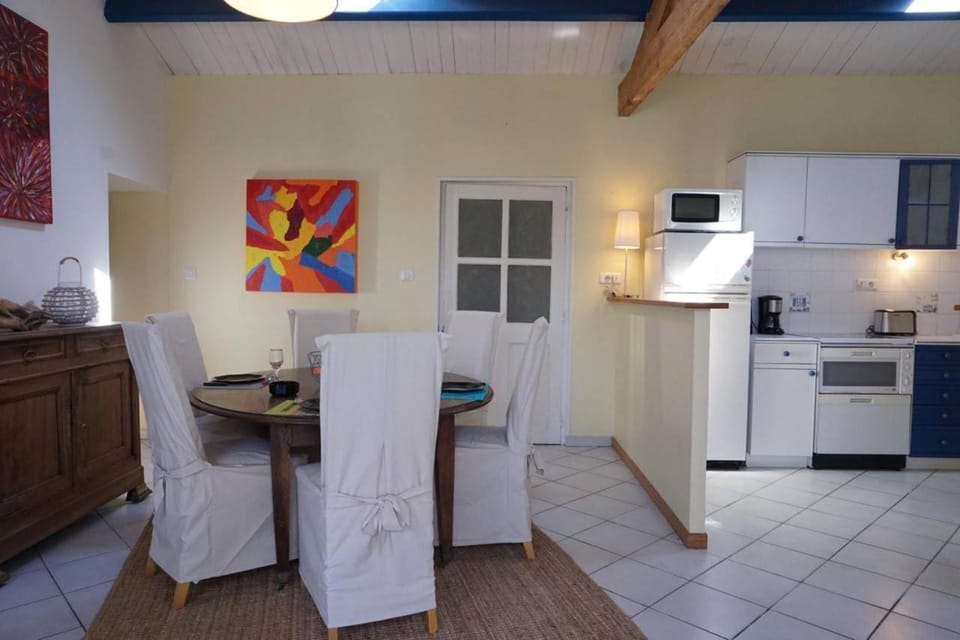 Kitchen or kitchenette, Dining area, oven, stove, toaster