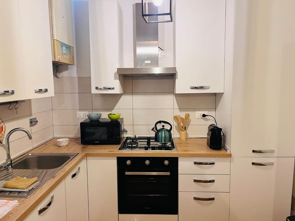 Coffee/tea facilities, Kitchen or kitchenette, dishwasher, stove