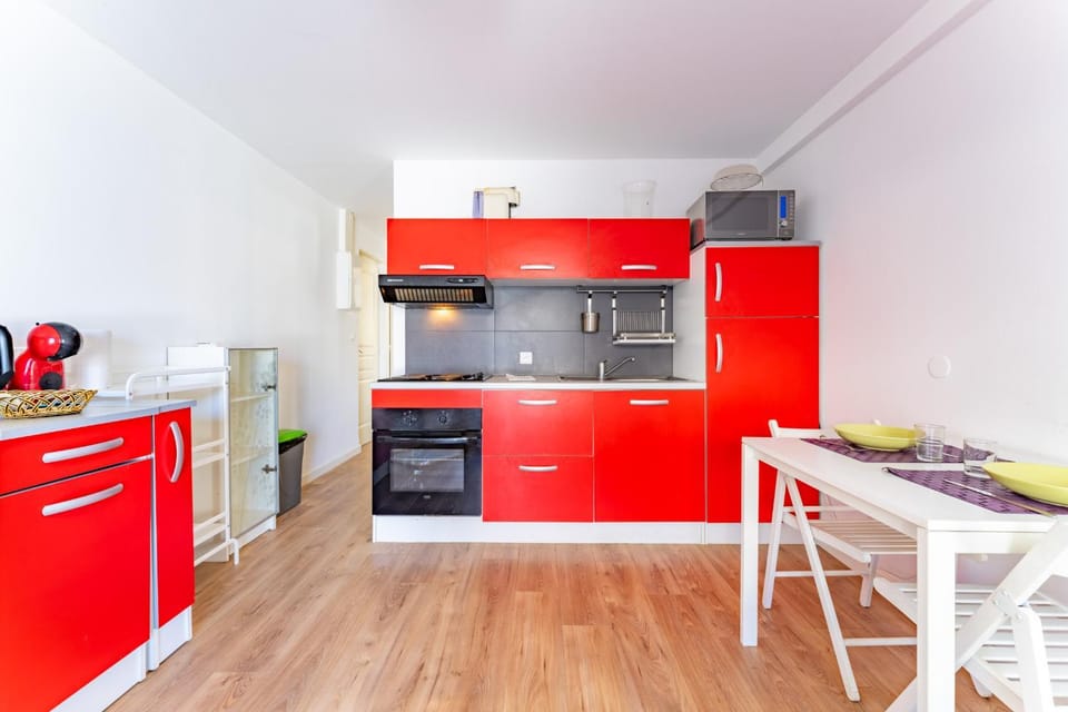 Kitchen or kitchenette, Dining area, dishwasher, oven, pet friendly, stove, toaster