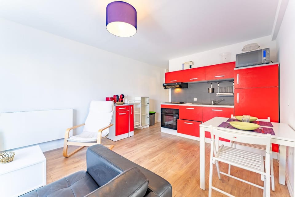Kitchen or kitchenette, Living room, Food and drinks, Seating area, Dining area, Food, dishwasher, oven, pet friendly, stove, toaster
