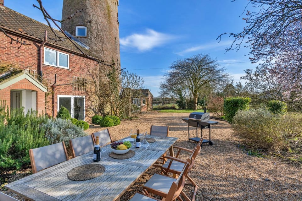 Property building, Patio, Spring, Day, Garden, Dining area, Garden view