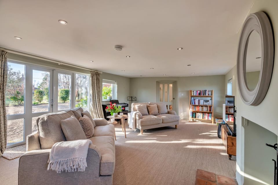 Communal lounge/ TV room, TV and multimedia, Living room, Seating area