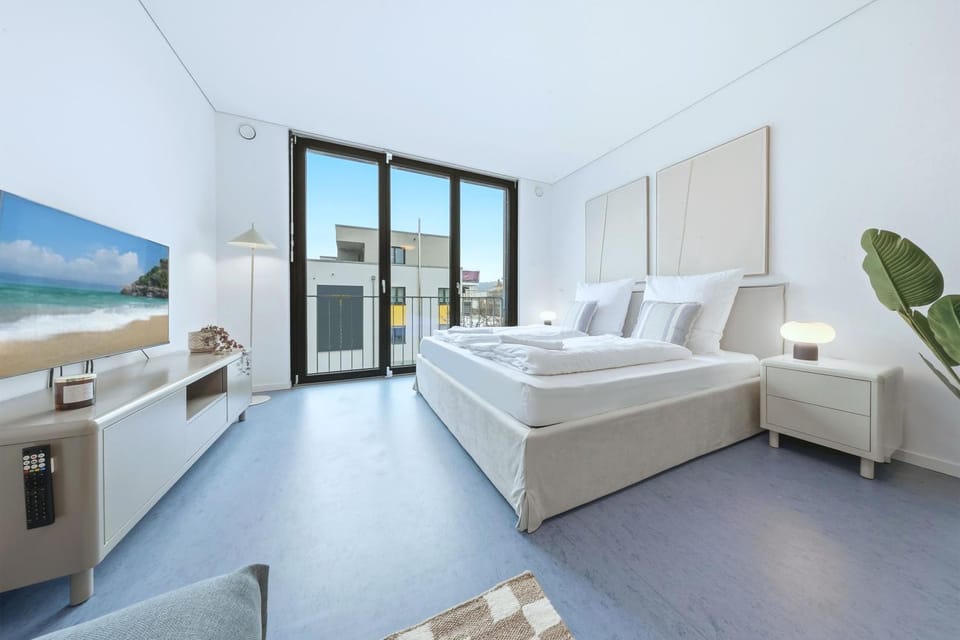 Bed, TV and multimedia, Bedroom