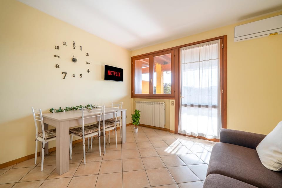 TV and multimedia, Seating area, air conditioner
