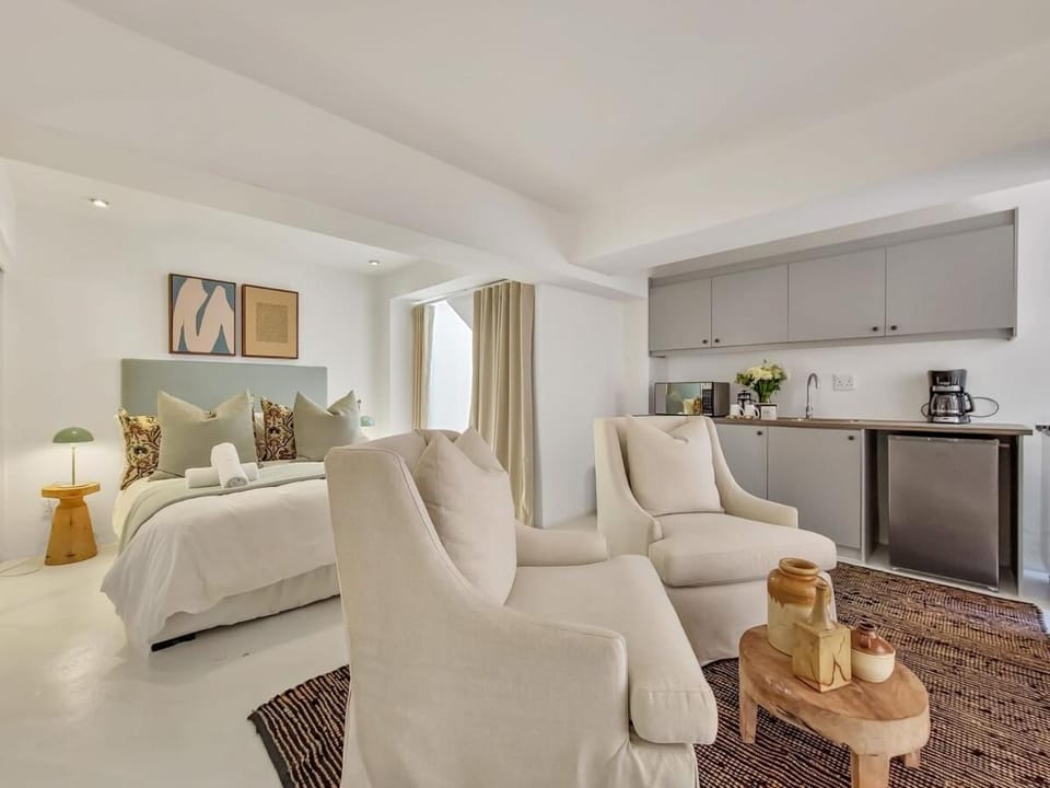 Spacious Holiday Haven Green Point Bed and Breakfast in Cape Town