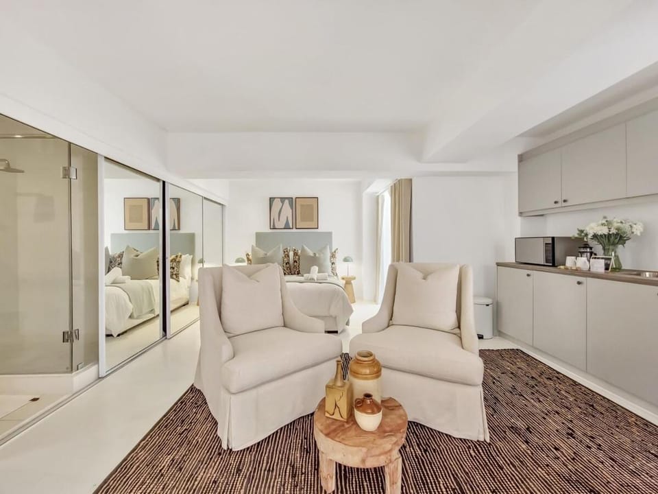 Spacious Holiday Haven Green Point Bed and Breakfast in Cape Town