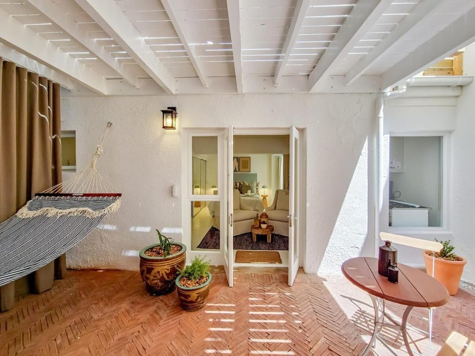 Spacious Holiday Haven Green Point Bed and Breakfast in Cape Town