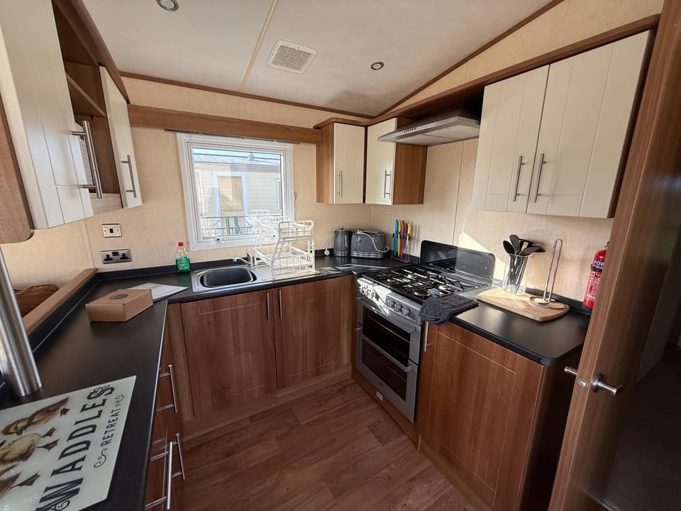 Sunnymede i3 - Fantasy Island - Hot Tub - Pet friendly - Wi-Fi available - Meadow Lakes Caravan Hire House in Ingoldmells