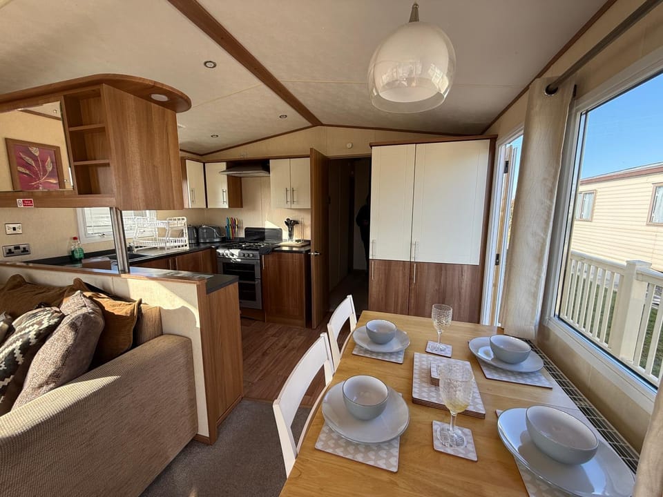 Sunnymede i3 - Fantasy Island - Hot Tub - Pet friendly - Wi-Fi available - Meadow Lakes Caravan Hire House in Ingoldmells