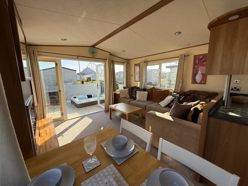 Sunnymede i3 - Fantasy Island - Hot Tub - Pet friendly - Wi-Fi available - Meadow Lakes Caravan Hire House in Ingoldmells