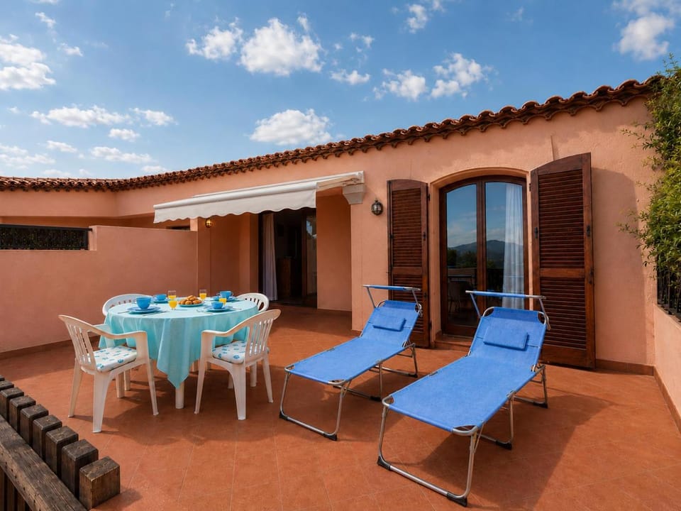 Property building, Balcony/Terrace, Dining area, sunbed