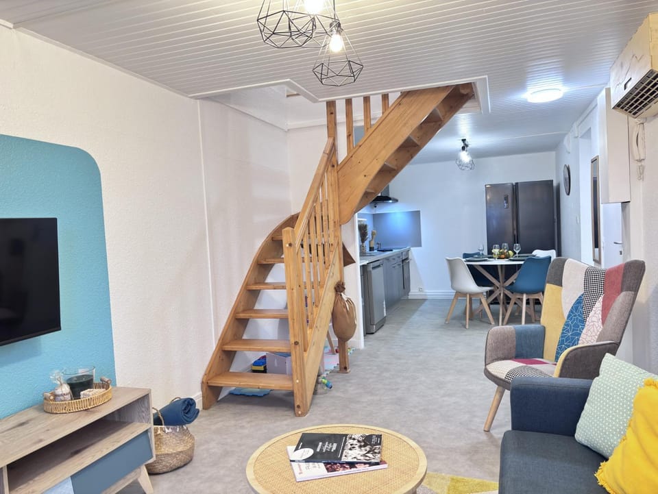 TV and multimedia, Seating area, Dining area, kitchen