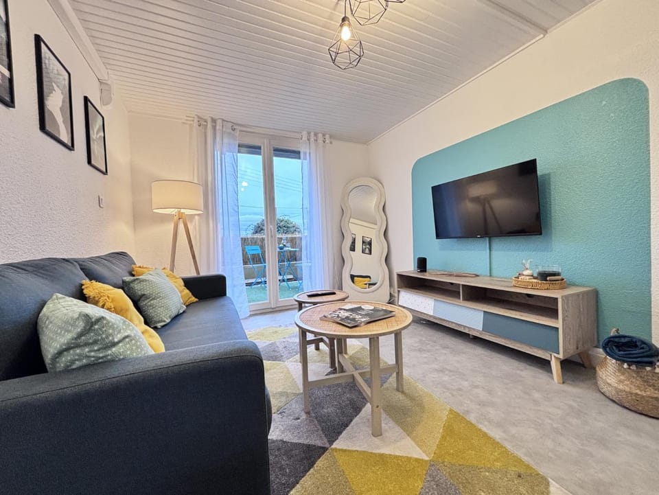 Patio, TV and multimedia, Seating area