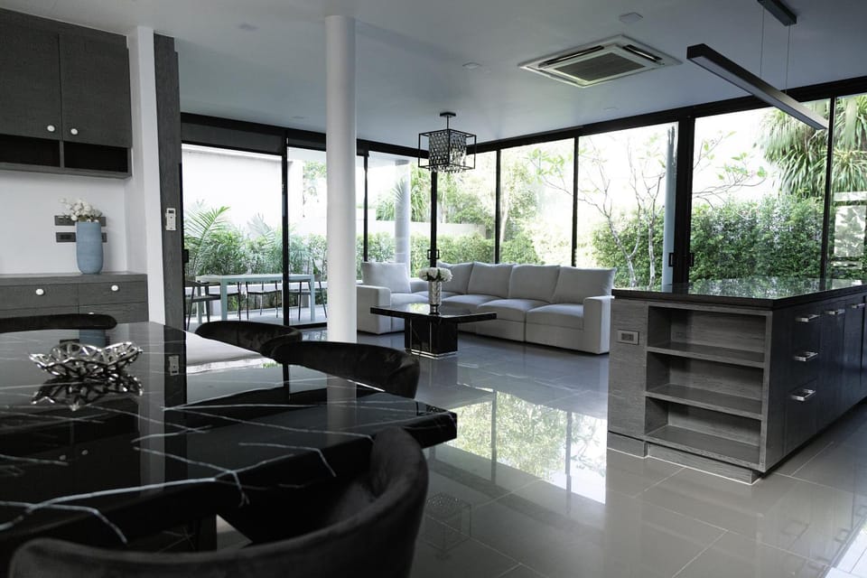 Kitchen or kitchenette, Living room, Seating area, Dining area