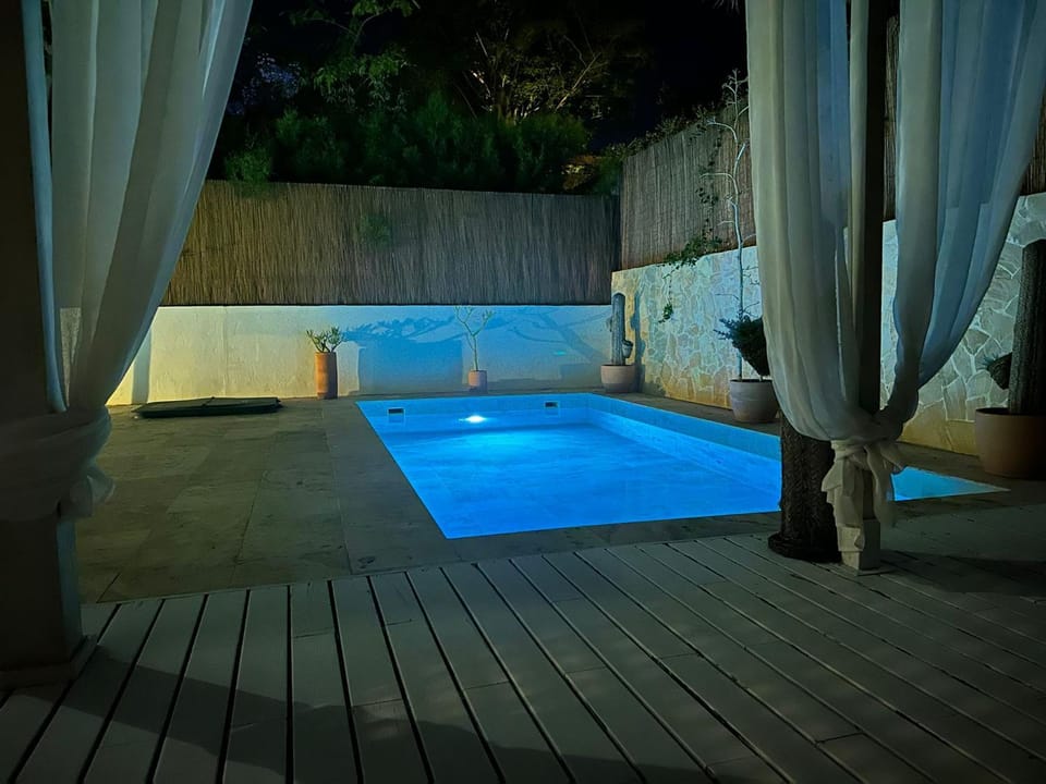 Swimming pool