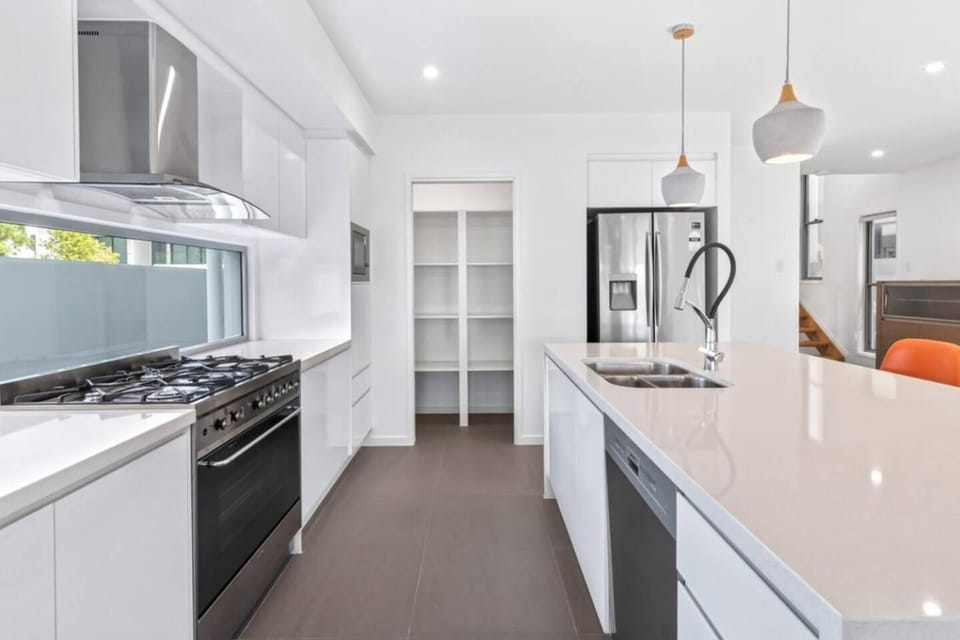 Large 5-Bedroom Family Retreat in Helensvale with Pool House in Oxenford
