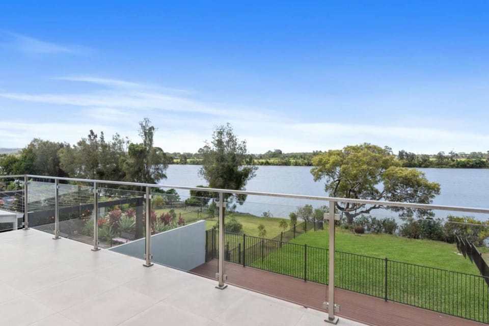 Large 5-Bedroom Family Retreat in Helensvale with Pool House in Oxenford