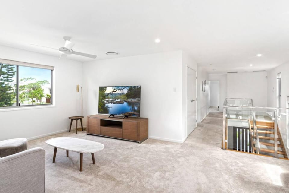 Large 5-Bedroom Family Retreat in Helensvale with Pool House in Oxenford