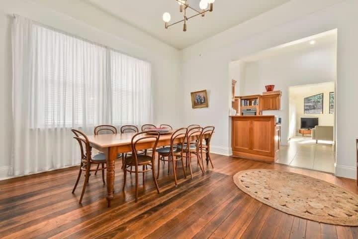 Queen of Charles 4BR Large Luxury Home House in Launceston