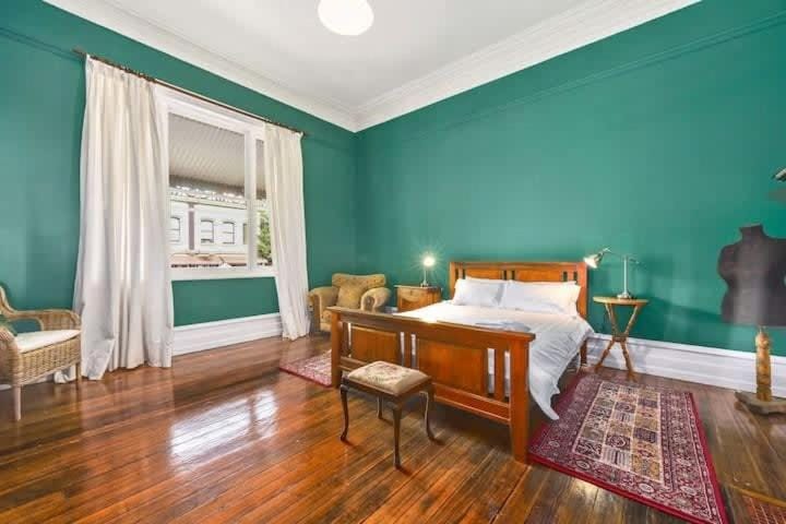 Queen of Charles 4BR Large Luxury Home House in Launceston