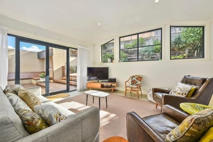Queen of Charles 4BR Large Luxury Home House in Launceston