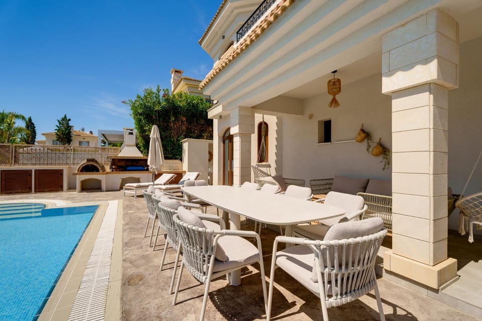 BBQ facilities, Dining area, Swimming pool