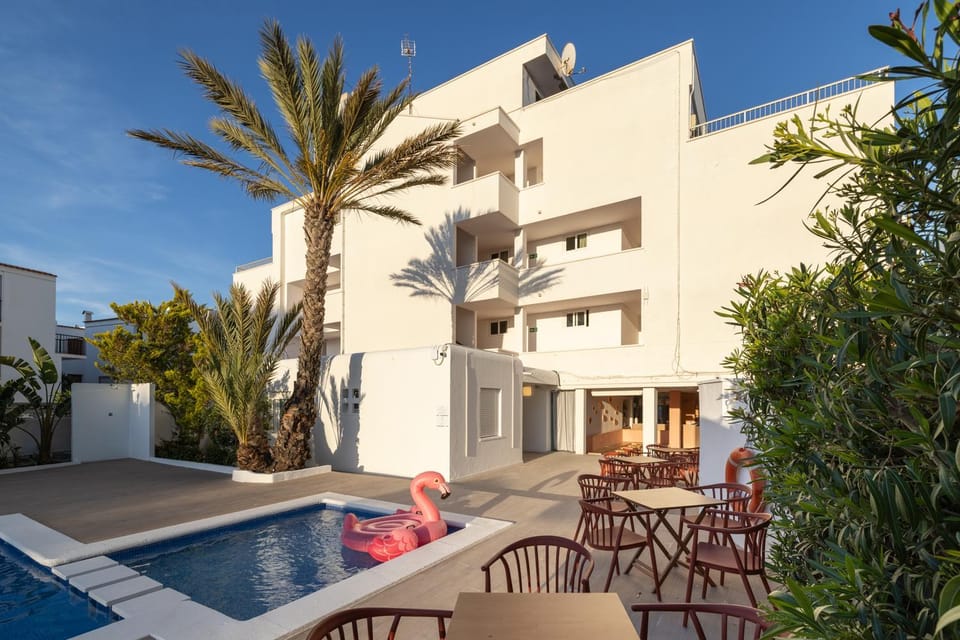 Swimming pool, sunbed