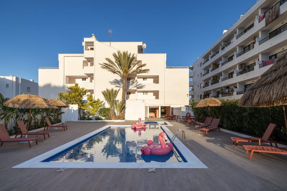 Swimming pool, sunbed