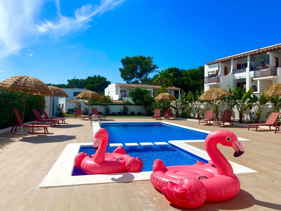 Swimming pool, sunbed
