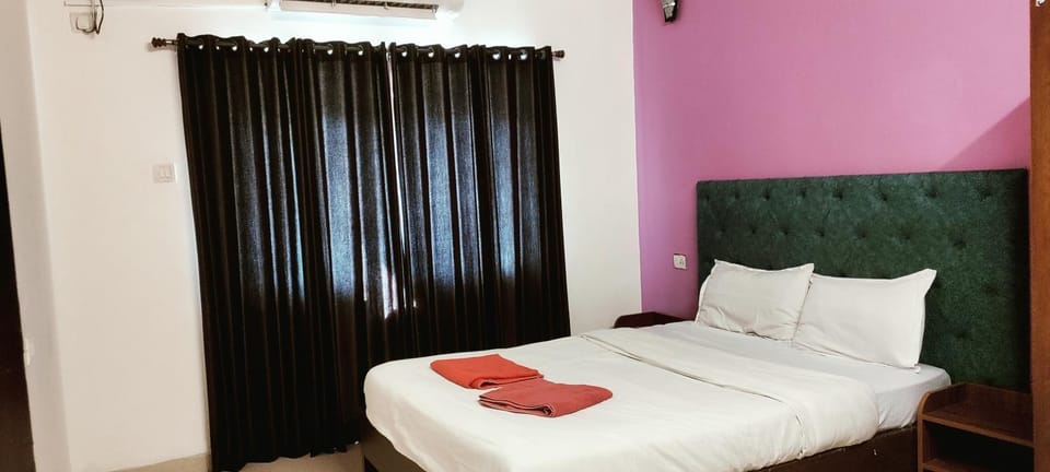 Bed, Bedroom, towels, air conditioner