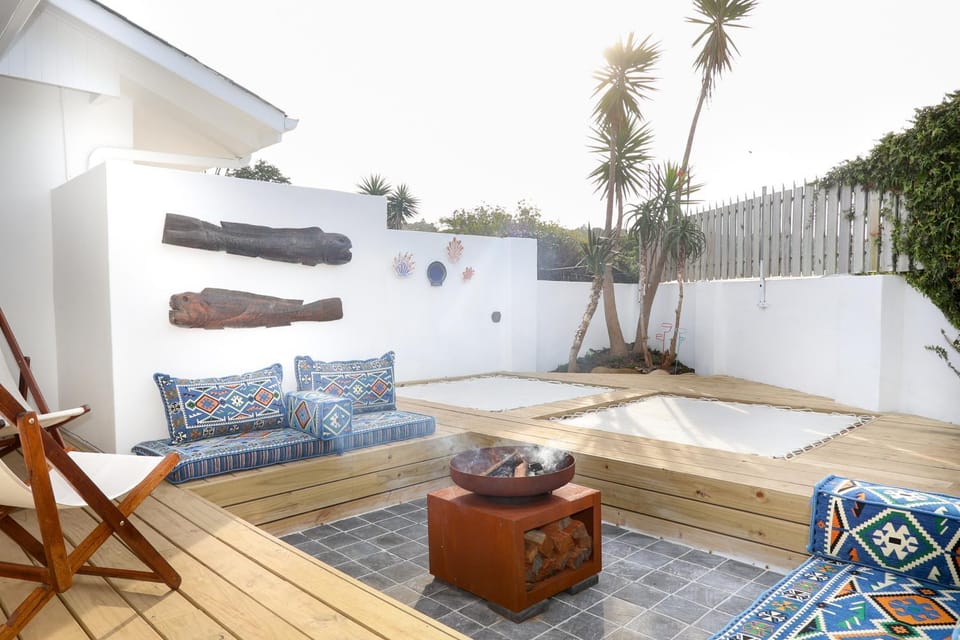 Garden, Garden, Balcony/Terrace, Seating area, Pool view, fireplace