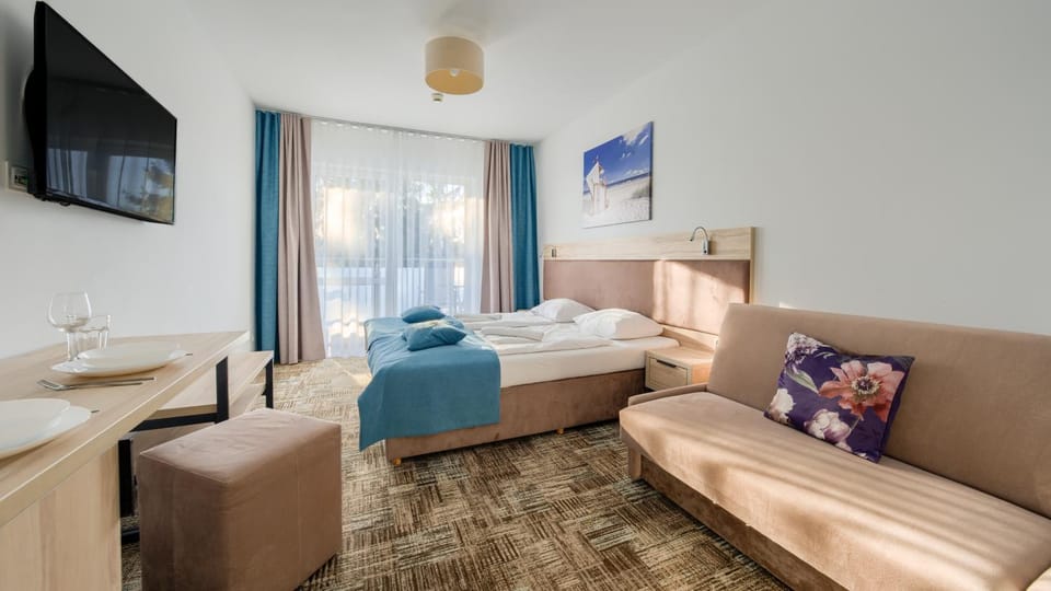 Bed, TV and multimedia, Photo of the whole room