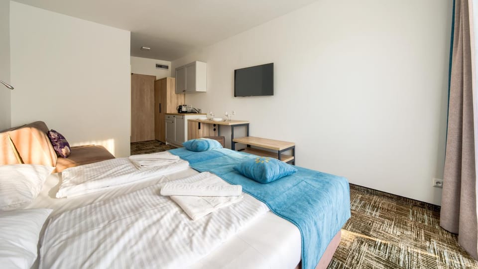 Bed, TV and multimedia, Photo of the whole room