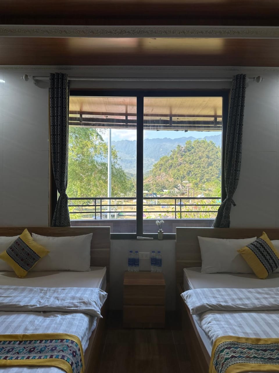 Bed, Natural landscape, Photo of the whole room, Bedroom, Mountain view