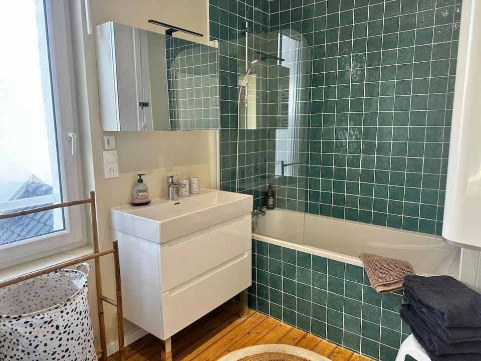 Bathroom, Bath, towels