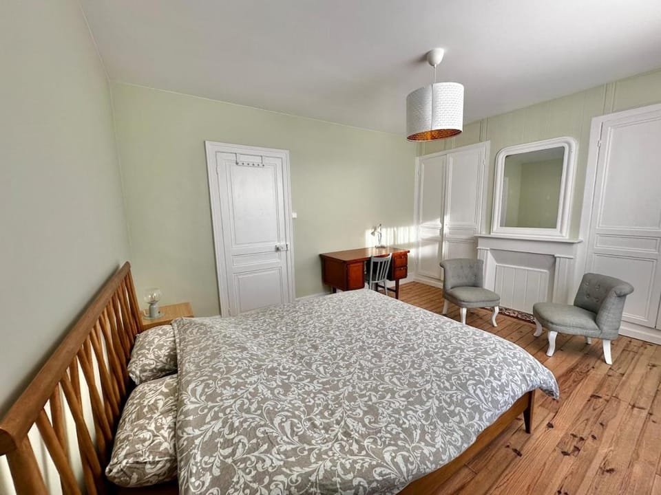 Bed, Photo of the whole room, Seating area