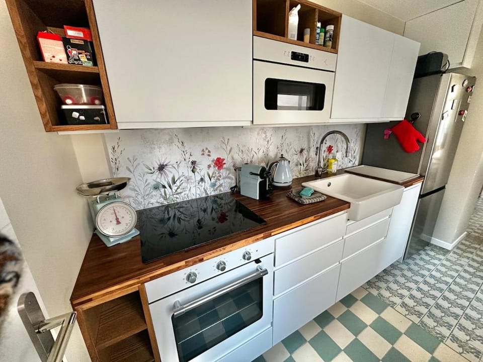 Coffee/tea facilities, microwave, oven, stove, kitchen