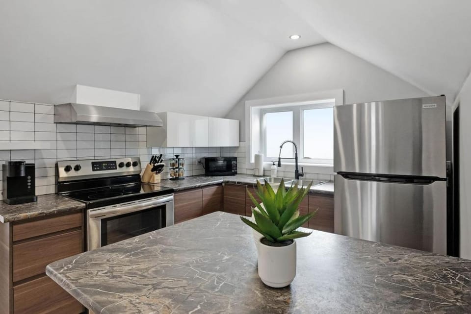 Modern 1 Bdrm with Laundry, BBQ, Deck Apartment in Welland