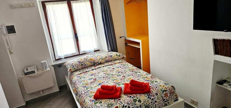 Bed, TV and multimedia, Photo of the whole room, Bedroom, towels, wardrobe