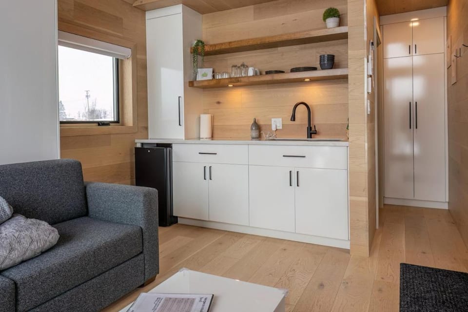 Jolie Vie Wellness Retreat, Metal Tiny Home #3 Chalet in Maine