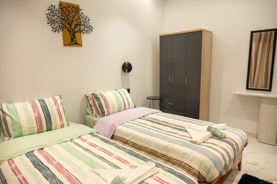 Photo of the whole room, Bedroom, wardrobe