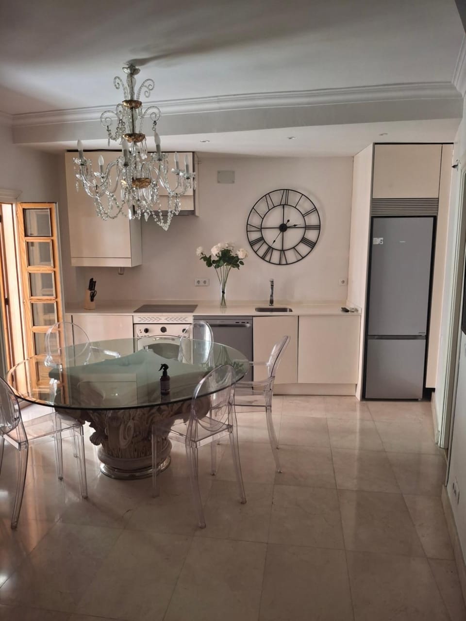 Kitchen or kitchenette, Dining area