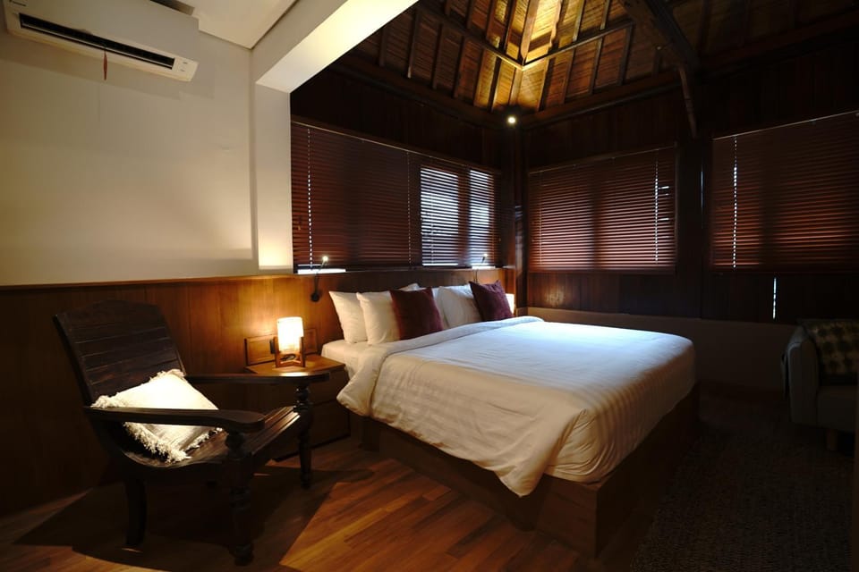 Bed, Seating area, Bedroom