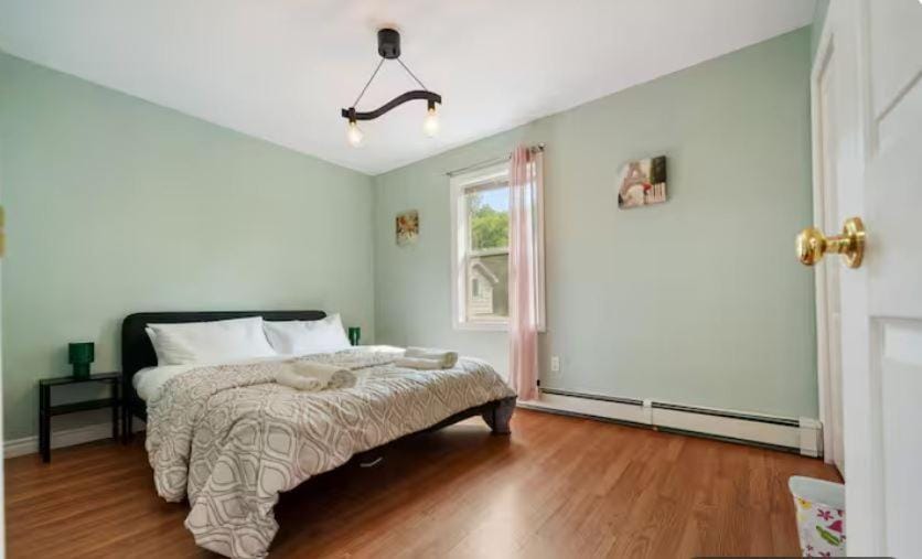 Bright and cozy cottage in the heart of Dartmouth House in Dartmouth
