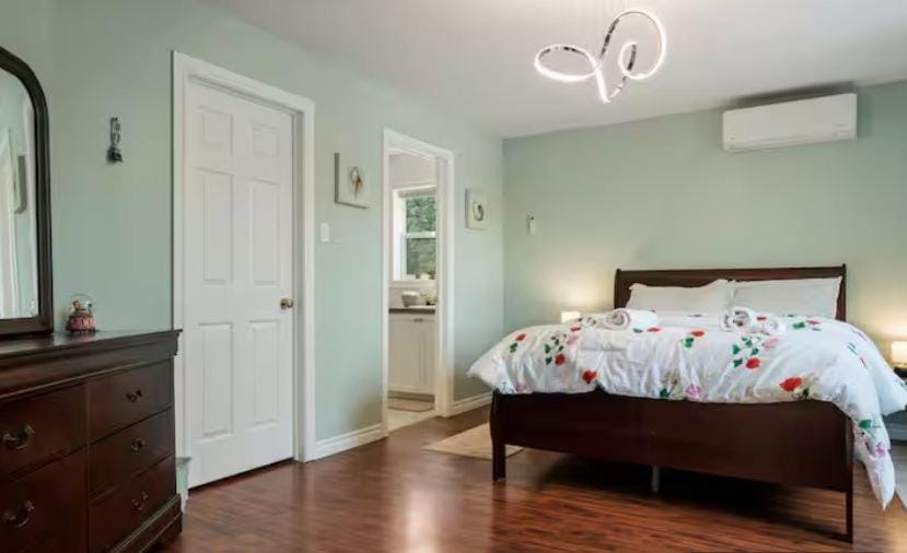 Bright and cozy cottage in the heart of Dartmouth House in Dartmouth