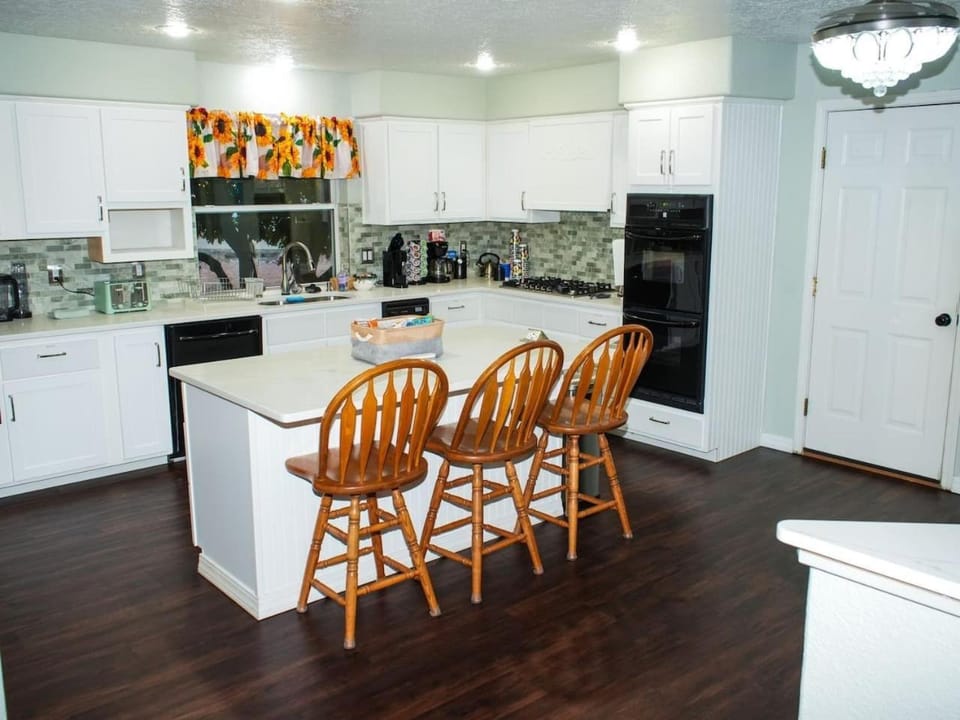 Spacious Family Home with Pool, Hot Tub, Fast Wifi House in Farmington