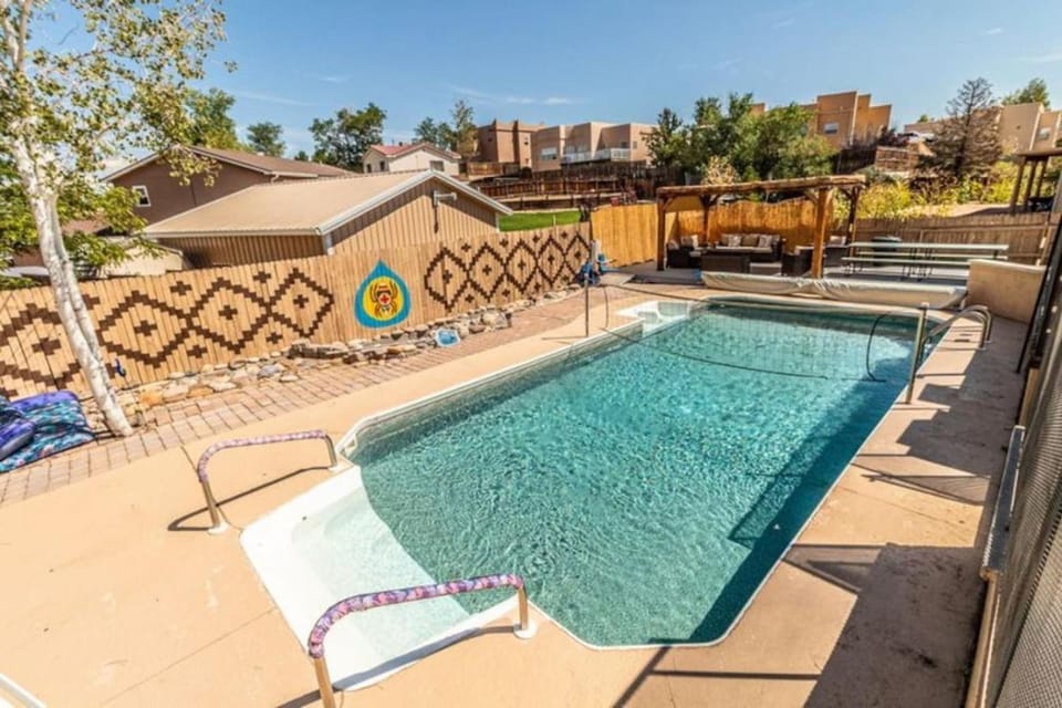 Spacious Family Home with Pool, Hot Tub, Fast Wifi House in Farmington